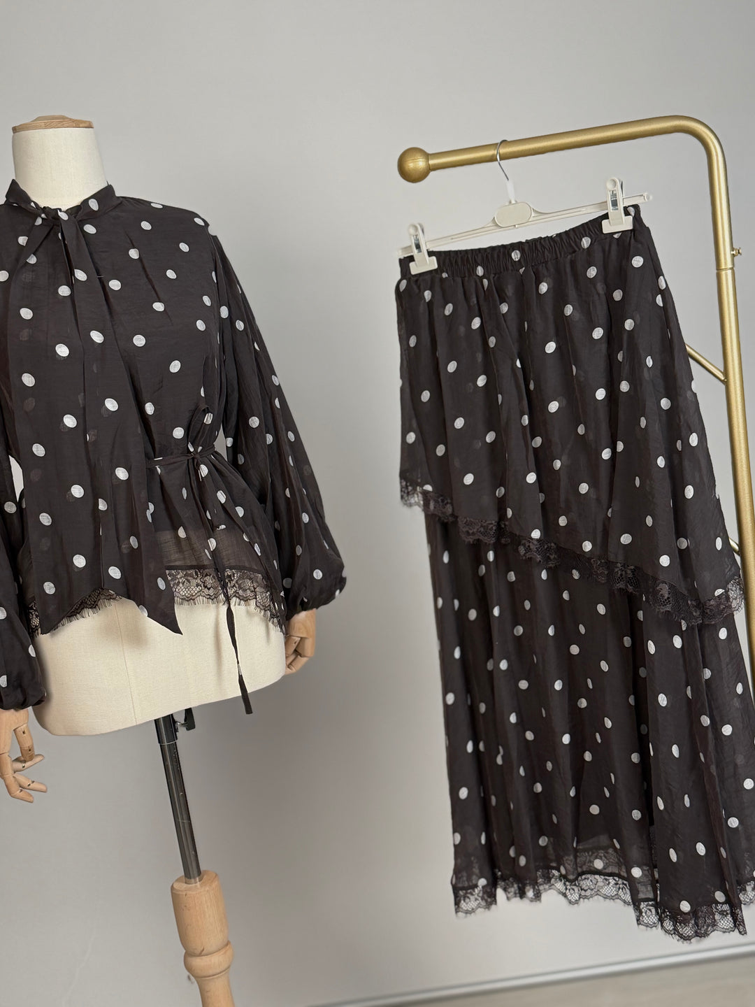 Polka Dot Zweiteiler mit Spitzendetails – Schwarz
