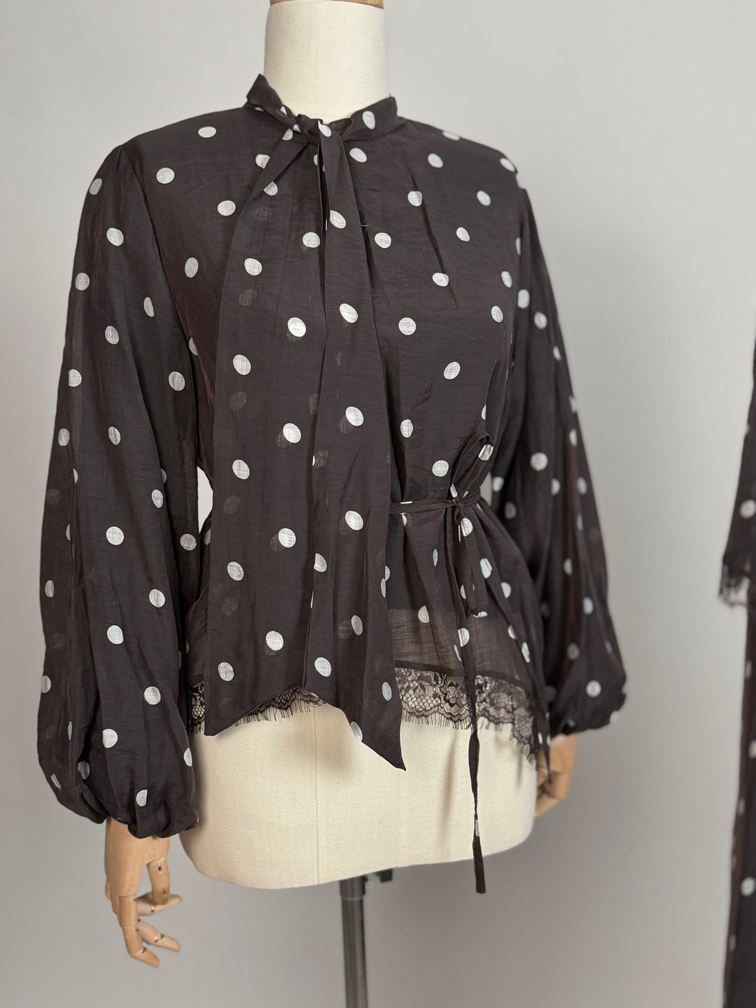 Polka Dot Zweiteiler mit Spitzendetails – Schwarz