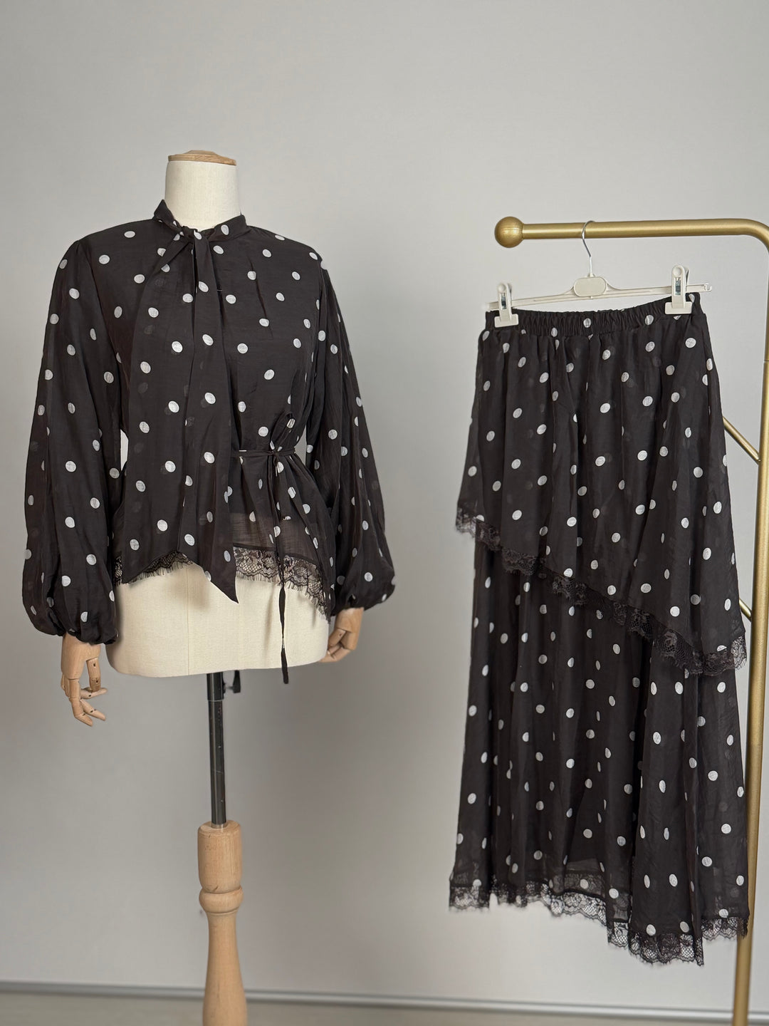 Schwarzer Polka Dot Zweiteiler Damen mit Bluse, langem Rock und Spitzendetails