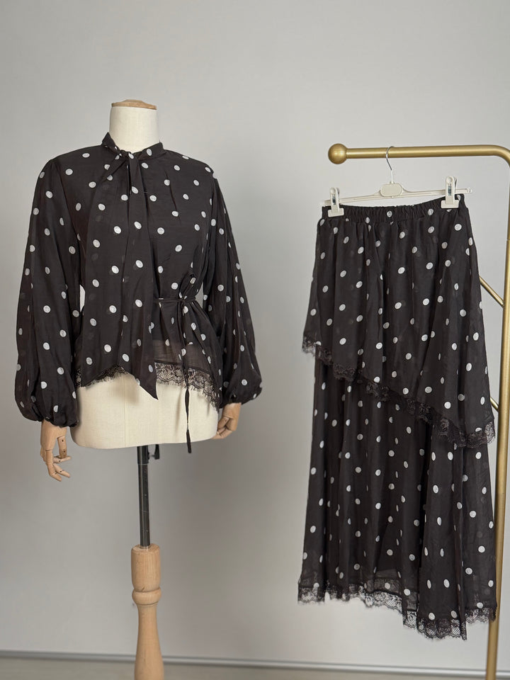 Schwarzer Polka Dot Zweiteiler Damen mit Bluse, langem Rock und Spitzendetails