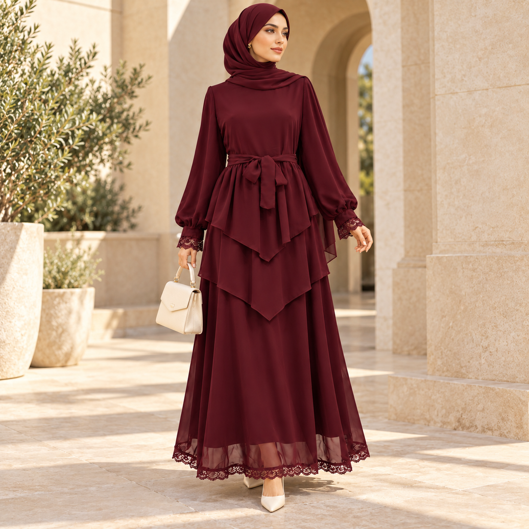 Bordeaux Maxikleid an einem Model mit passendem Hijab gestylt