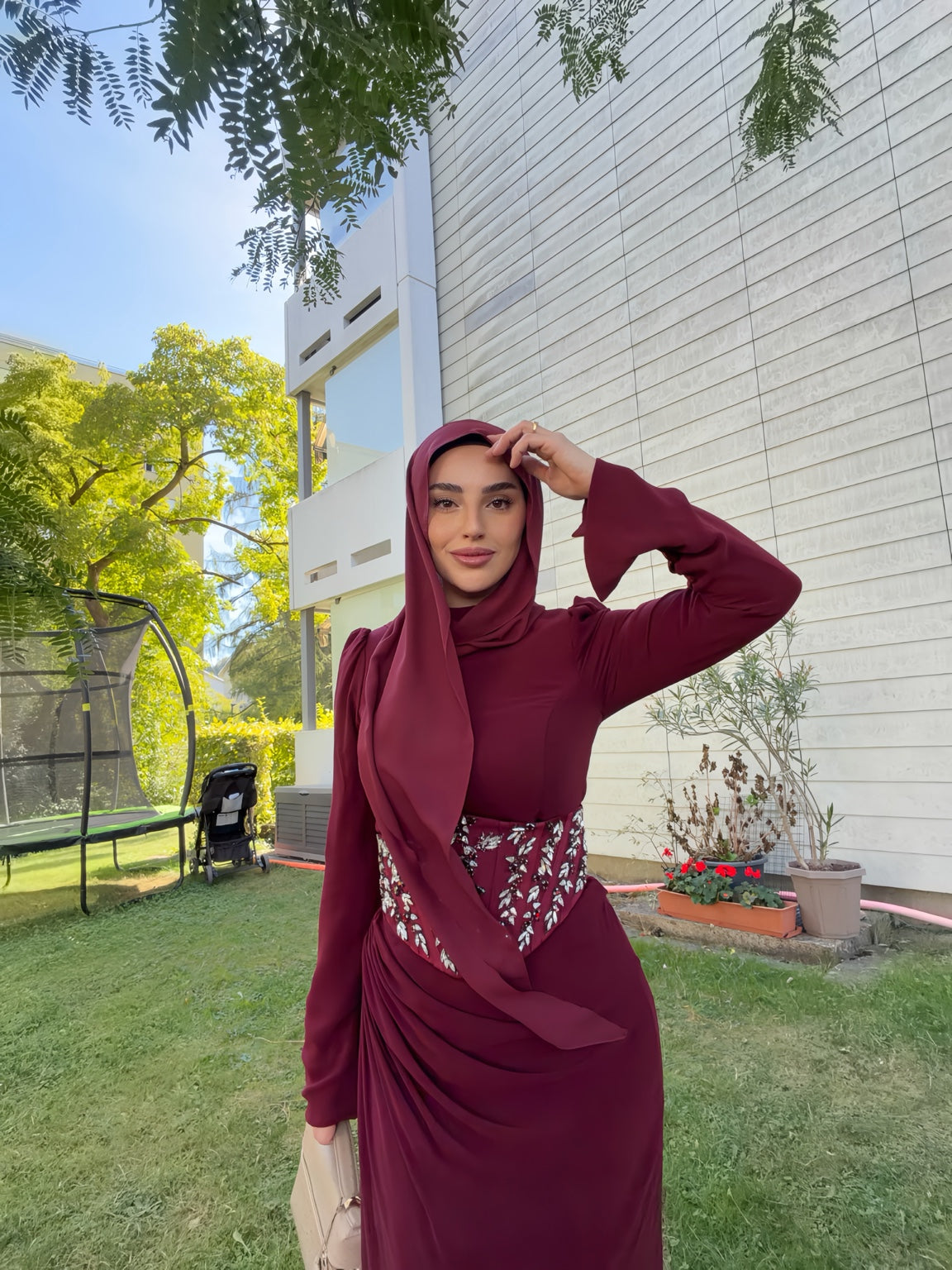 Aynamoda Creatorin in bordeauxfarbenem Modest-Fashion-Outfit mit Hijab
